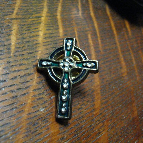 🍀 Celtic Ring Cross Vintage Lapel Pin - Picture 1 of 4